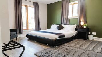 4 soveværelser, pengeskab på værelset, skrivebord, strygejern/strygebræt