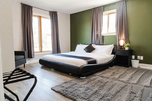 4 chambres, coffre-fort, bureau, fer et planche à repasser