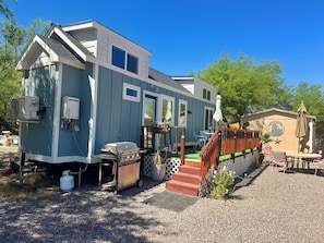 Outdoor dining - Newly built Tiny house on ranch setting in the middle of Scottsdale! (Scottsdale)