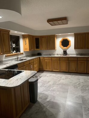 Fridge, microwave, oven, stovetop - Live Oak Lodge at Mauresina River Plantation (Georgetown)