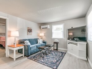 Living area - Lower Level Campus Property Right Next To The Stadium! (Norman)