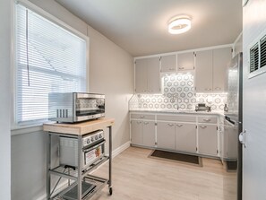 Private kitchen - Lower Level Campus Property Right Next To The Stadium! (Norman)