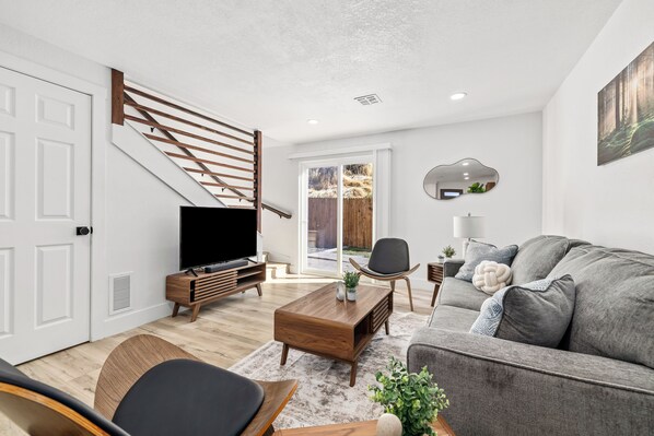 Living area - Charming 2-bedroom townhome in wonderful Boise with AC, WiFi (Boise)