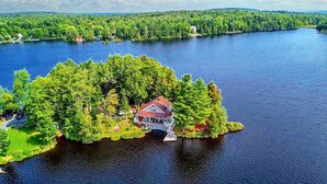 A house surrounded by dense forest on a lake. - Unforgettable Extended Stays In Beauce At The Lake (Saint-Victor)