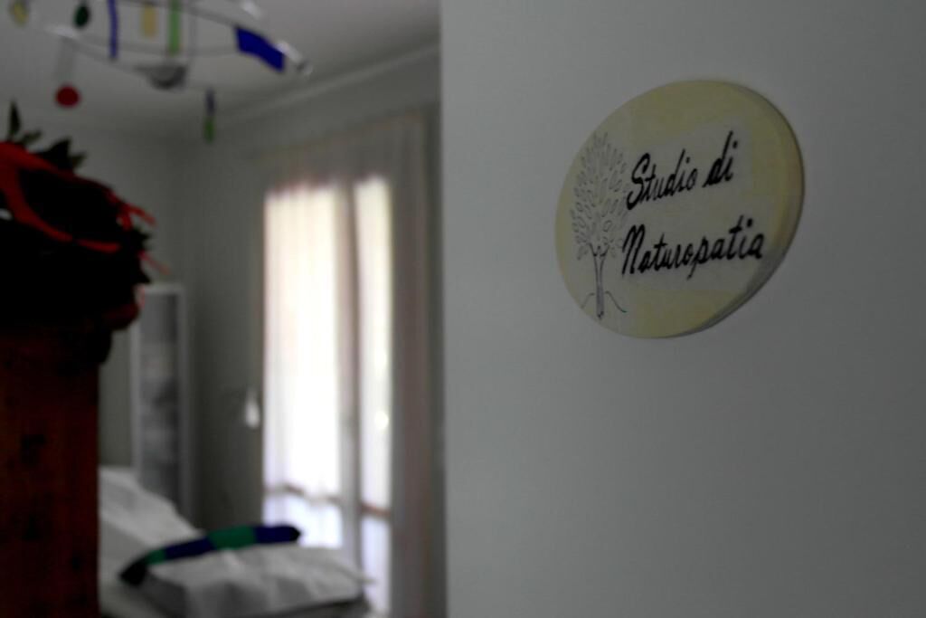 A sign with the text "Studio di Neuropatia" on a wall.