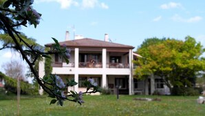 A two-story building with a balcony on the upper floor. - B&B VILLA ELISA (Motta di Livenza)