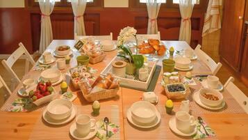 Free daily buffet breakfast