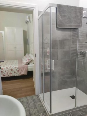 Shower, hair dryer, towels, soap - B&B VILLA ELISA (Motta di Livenza)