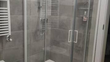 Shower, pengering rambut, handuk, dan sabun