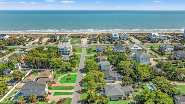 A coastal residential area with houses, a beach, and a clear view of the ocean. - Cocktail Time-6Br/3.5BA in Ocean Drive-Pet Friendly (North Myrtle Beach)