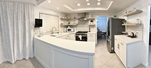 Fridge, microwave, oven, stovetop - 3-bedroom house in gorgeous Indio with AC, WiFi. Enjoy your stay (Indio)