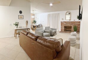 Smart TV, fireplace - 3-bedroom house in gorgeous Indio with AC, WiFi. Enjoy your stay (Indio)