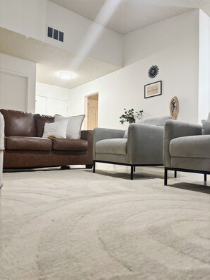 Interior - 3-bedroom house in gorgeous Indio with AC, WiFi. Enjoy your stay (Indio)