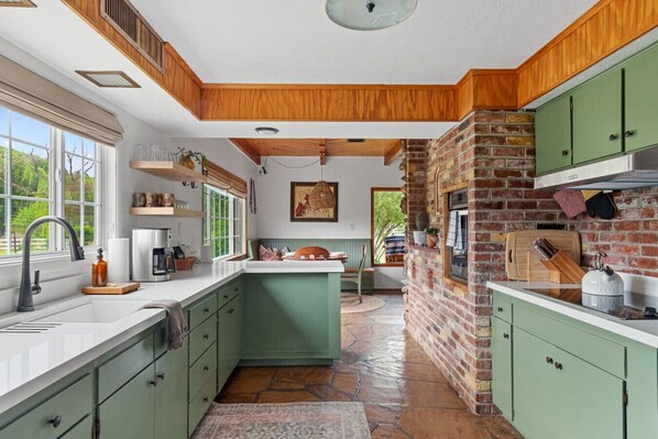 Een koelkast, een microgolfoven, een oven, een kookplaat