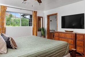 2 slaapkamers, een bureau, een strijkplank/strijkijzer, reisbedje