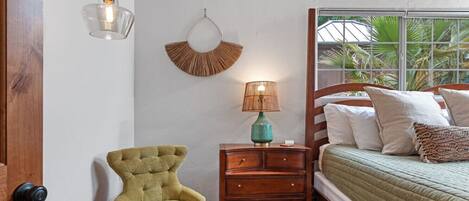 2 chambres, bureau, fer et planche à repasser, lit parapluie