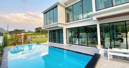 Big villa With private swimming pool and children's pool, area 800 square meters