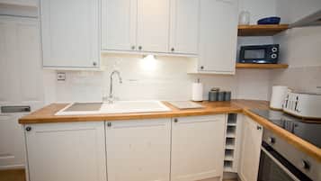 House | Private kitchen | Fridge, microwave, oven, stovetop