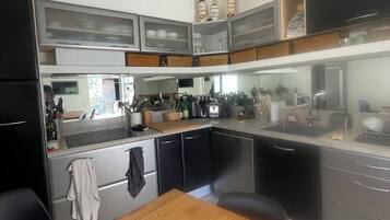 Een koelkast, een microgolfoven, een oven, een kookplaat