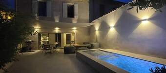 Air-conditioned 3-bedroom house in quiet location with swimming pool