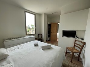 3 bedrooms, desk, iron/ironing board, travel cot - Air-conditioned 3-bedroom house in quiet location with swimming pool (Junas)