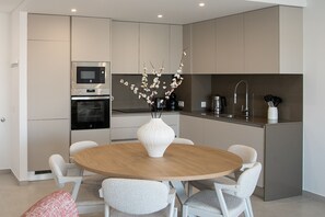 Jääkaappi, mikroaaltouuni, uuni, astianpesukone