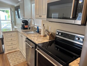 Geladeira, micro-ondas, fogão, cooktop