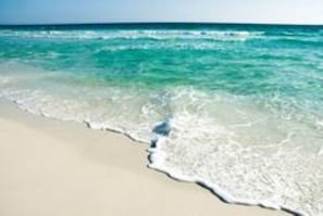 Perto da praia, espreguiçadeiras, toalhas de praia