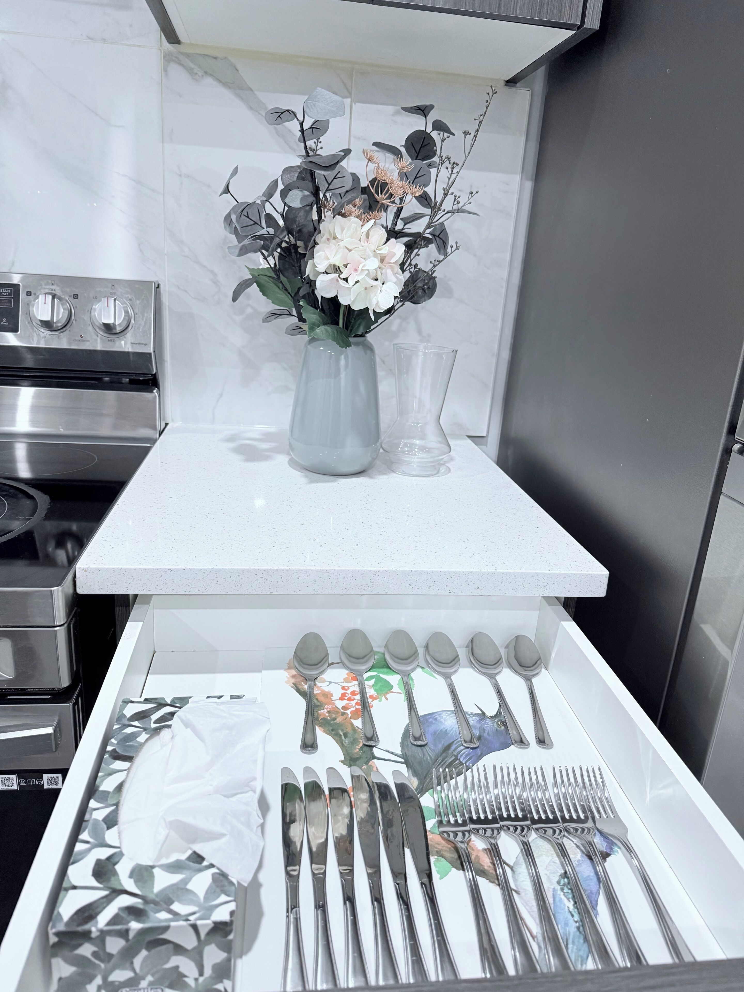 Réfrigérateur, micro-ondes, lave-vaisselle, cafetière/bouilloire