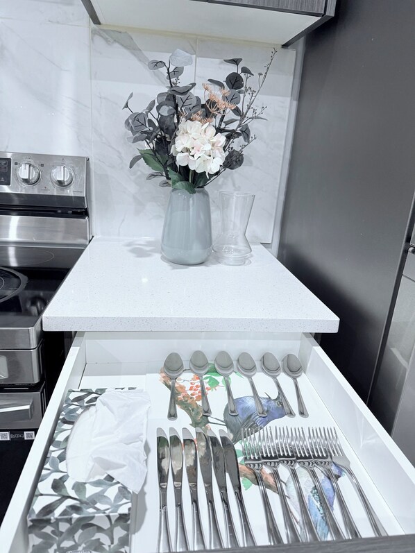 冷蔵庫、電子レンジ、食器洗い機、コーヒー / ティーメーカー