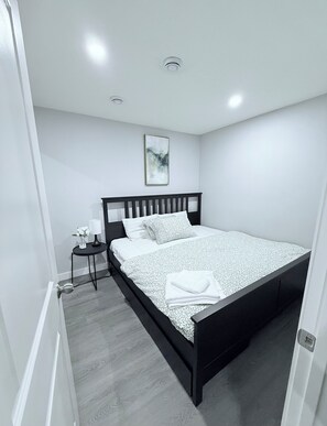 2 室のベッドルーム、アイロン / アイロン台、WiFi (無料)、ベッドシーツ