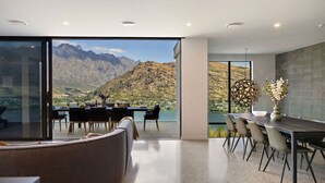 Un espace de restauration moderne offrant une vue panoramique sur les montagnes, doté d’une entrée avec porte vitrée et d’un aménagement intérieur contemporain.