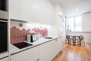 Køleskab, mikrobølgeovn, ovn, kaffe-/temaskine