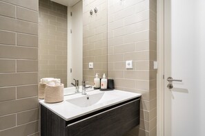 Douche, séchoir à cheveux, serviettes fournies