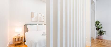 Een strijkplank/strijkijzer, internet, beddengoed