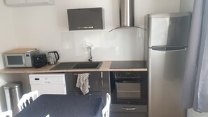 Refrigerador, microondas, horno, placa de cocina