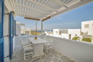 Outdoor dining - Walk to Naousa | 2BR House | Piperi (Paros)