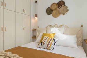 2 bedrooms, iron/ironing board, travel cot, WiFi - Walk to Naousa | 2BR House | Piperi (Paros)