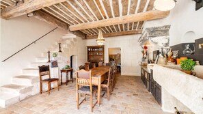 Dining - A Provencal gem in the heart of a village with swimming pool (Mollégès)