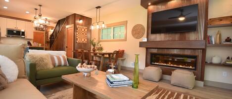 TV connectée, cheminée, livres, chaîne hi-fi