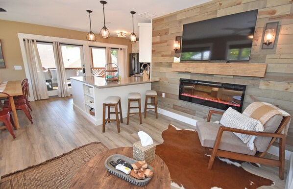 TV connectée, cheminée, livres, chaîne hi-fi