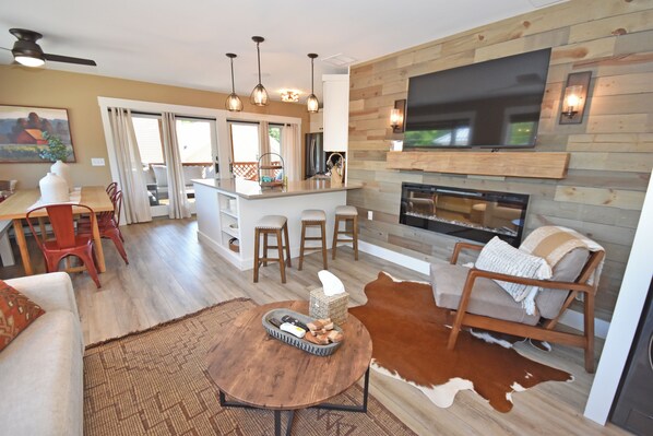 Smart TV, fireplace, books, stereo