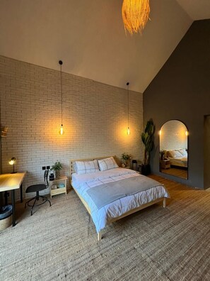 Luxury Dağ Evi | 2 yatak odası, odada kasa, masa, dizüstü bilgisayar çalışma alanı 