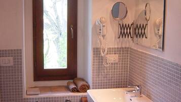 Doccia, asciugacapelli, bidet, asciugamani