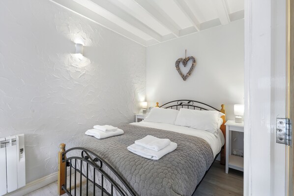 Cottage | 1 bedroom, Egyptian cotton sheets, premium bedding, iron/ironing board
