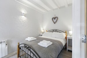 Cottage | 1 bedroom, Egyptian cotton sheets, premium bedding, iron/ironing board