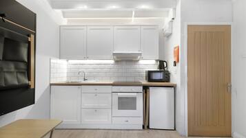 Cottage | Private kitchen | Electric kettle, toaster