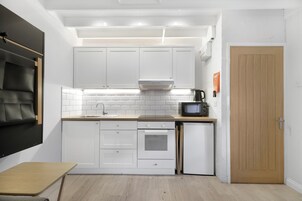 Cottage | Private kitchen | Electric kettle, toaster