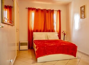 4 bedrooms, desk, iron/ironing board, travel crib