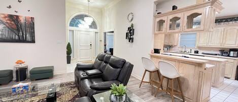 Una Smart TV, una chimenea, videojuegos